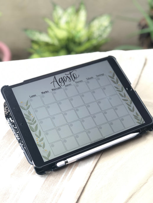 De asesina de plantas a crear mi propio jardín - Planifica Conmigo Calendario Mensual Mes de Agosto Descargable